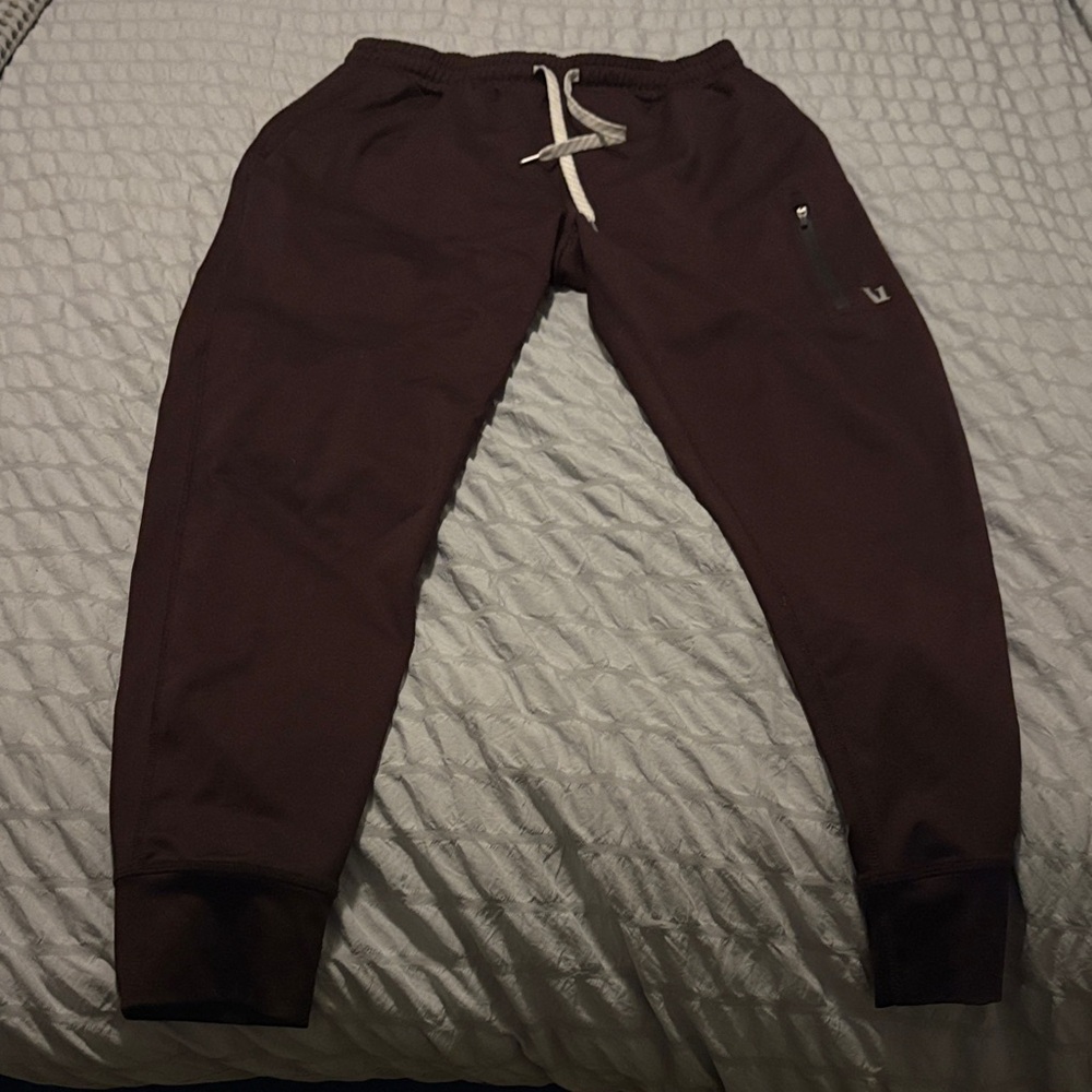 Vuori Sunday Performance Joggers

Maroon/burgundy color
No flaws, like new